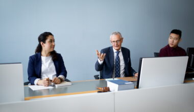 18 års fängelse för mord och våld mot tjänsteman - Sveriges Domstolar