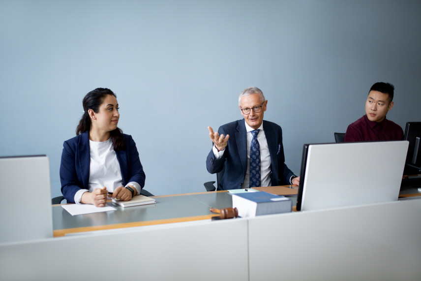 18 års fängelse för mord och våld mot tjänsteman - Sveriges Domstolar