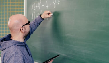 Lärare skriver tal på tavla.