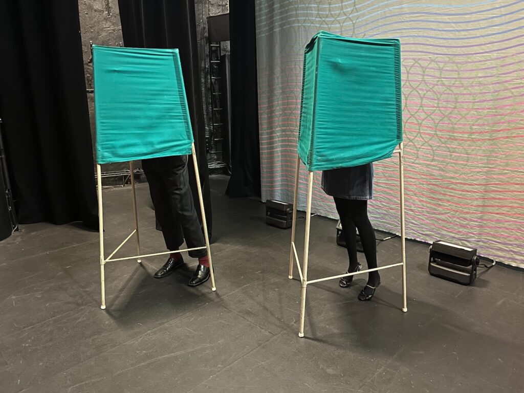 Dockor i valbåsen. Scenografi på scenen. 