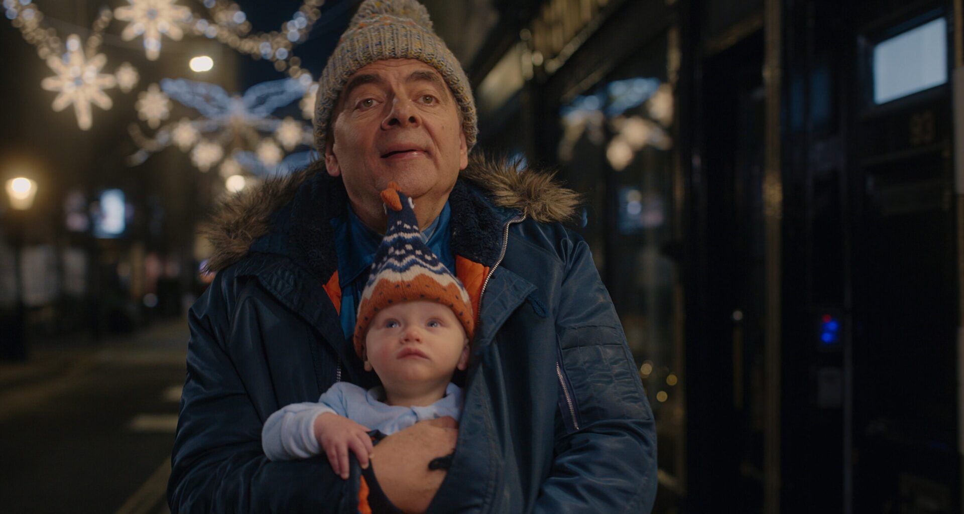 Rowan Atkinson vaktar bebis i årets knasigaste julserie – streamar nu på Netflix
