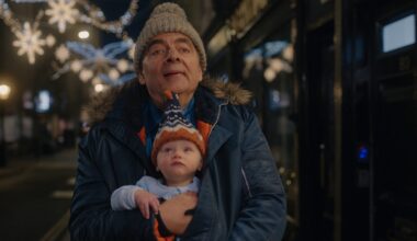 Rowan Atkinson vaktar bebis i årets knasigaste julserie – streamar nu på Netflix