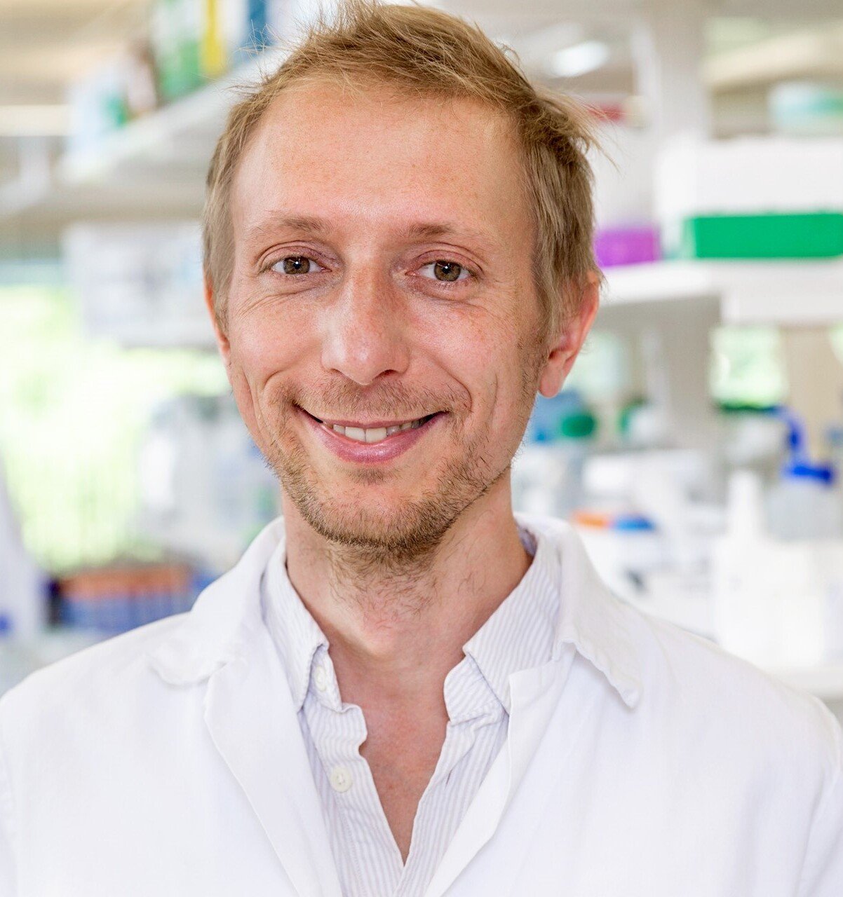 Porträtt av man i labbmiljö.