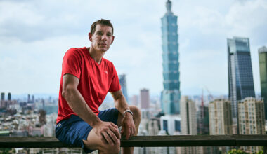 Alex Honnold framför Taipei 101.