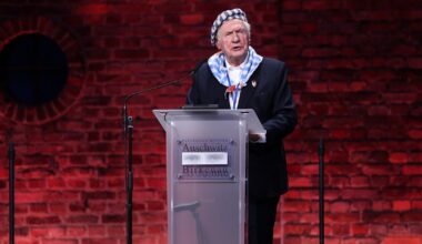 Auschwitz-överlevare får stämma förlag för att ha skrivit ”polskt förintelseläger”