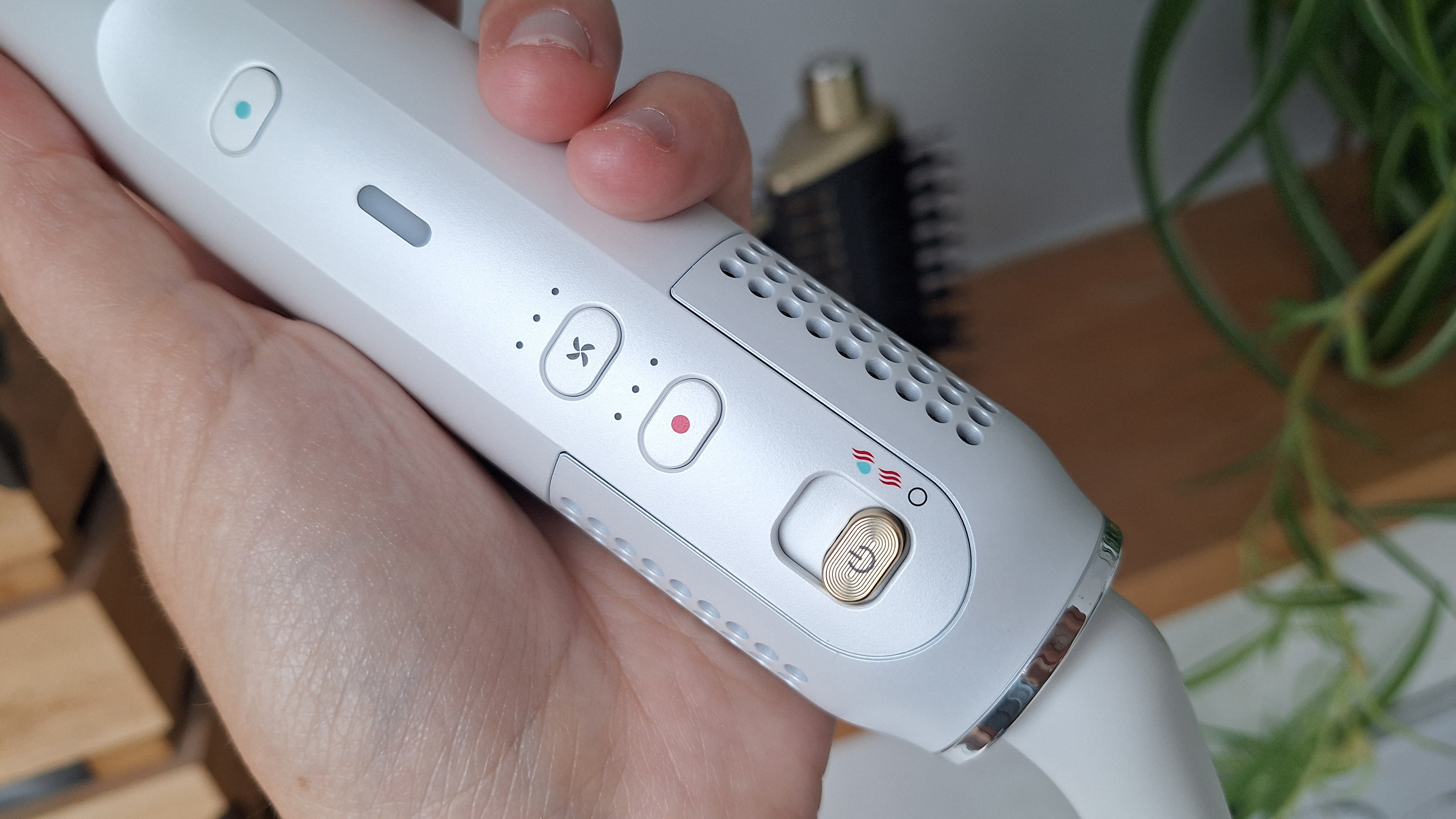 N&auml;rbild av kontrollerna p&aring; Shark Glam Multi-Styler-verktyget.