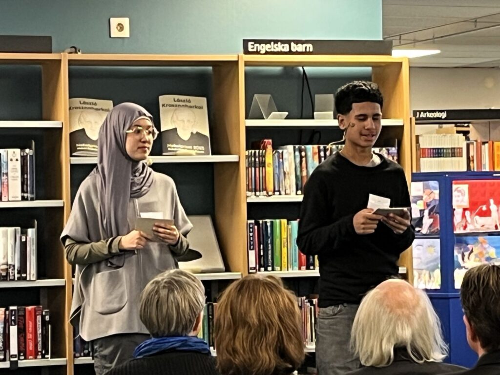 en tjej och en kille är konferencierer på scen