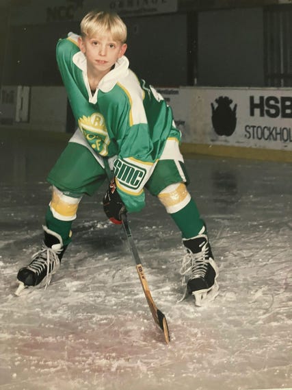 Lowes uppväxt var fylld av aktiviteter, inte minst hockey.