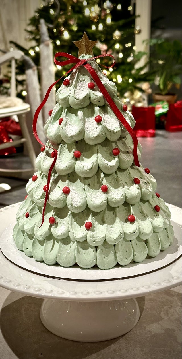 På julafton serverade Katarina en ätbar julgran. 
Vaniljbottnar fylldes med O’boy-grädde, färska jordgubbar, hasselnötskräm och grovhackad Toblerone. Sedan täcktes tårtan med marängsmörkräm och röd nonstop.