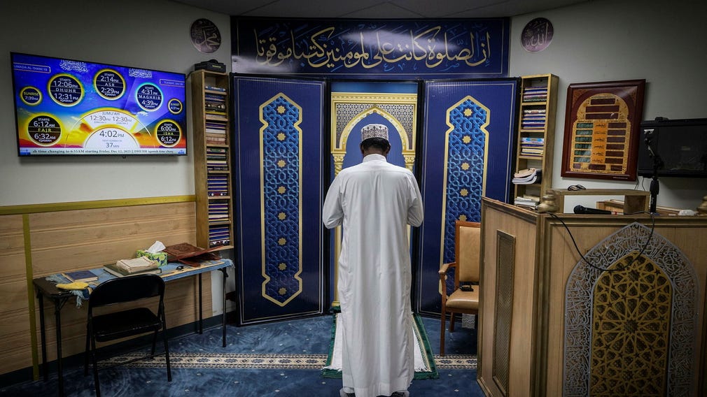 ”Kollektiv bestraffning har ingen plats i en demokrati som USA. Låt rättsystemet ta hand om bedragarna”, säger imamen Hassan Jama om bedrägerihärvan i Minnesota.