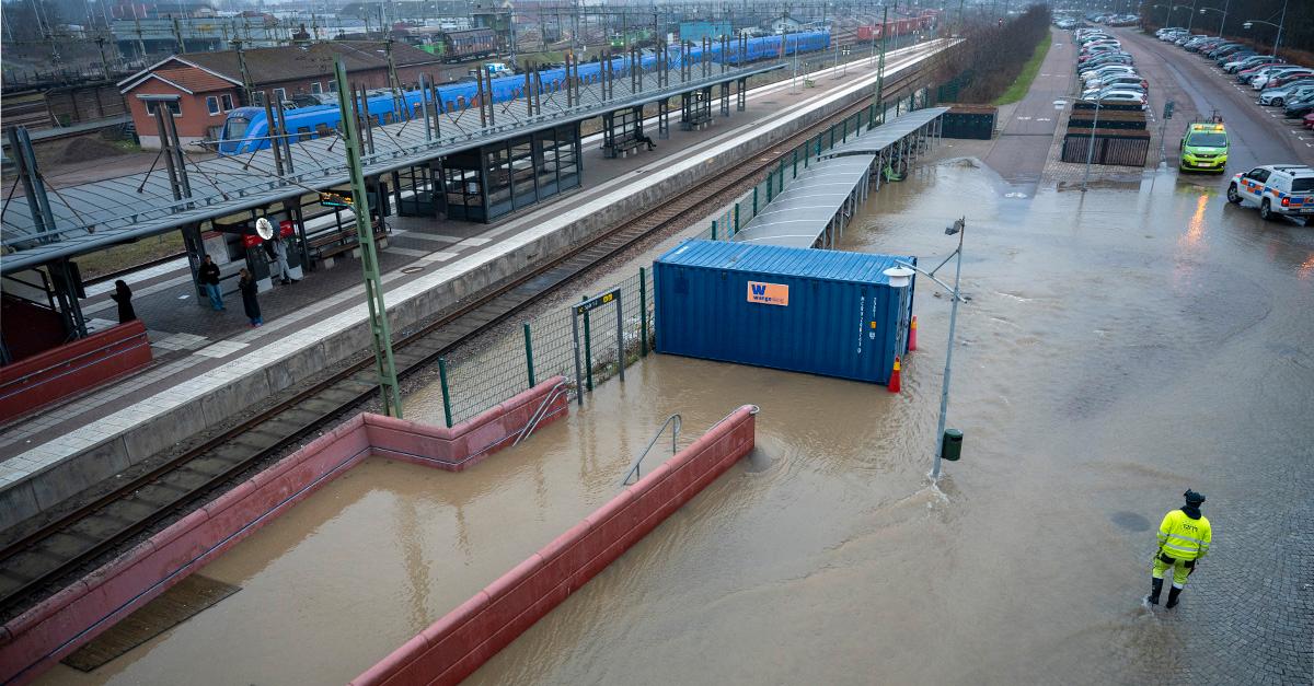 Vatten i Ramlösa – tågstation översvämmad