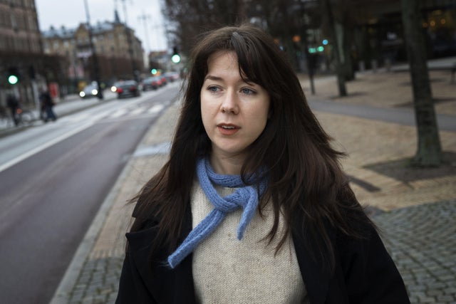 Hon säger sig vara ”intresserad av människor som festar” och i ett nytt projekt ska hon fotografera festande svenska turister Rhodos. 