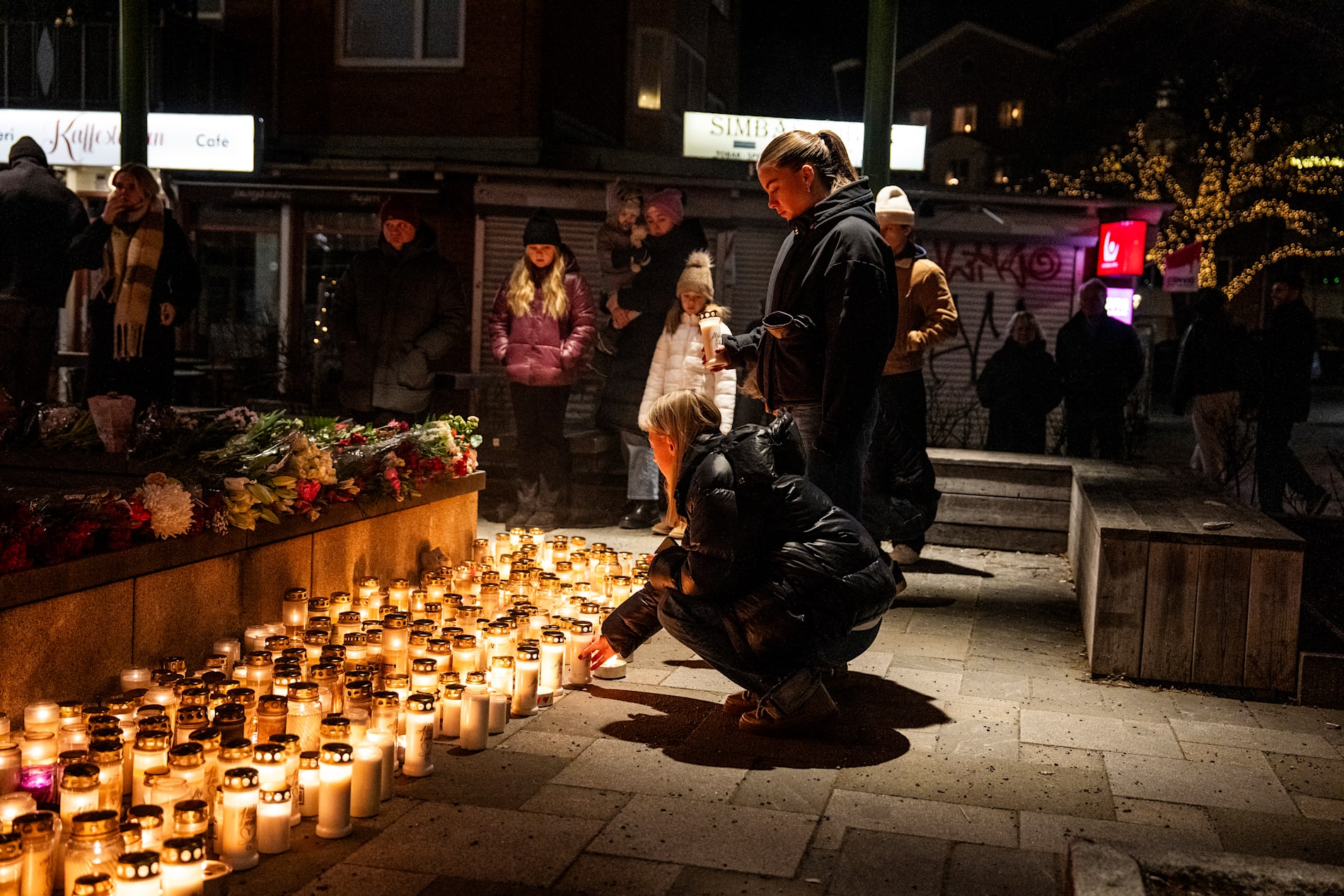 Folk sörjer vid minnesplatsen i Rönninge efter mordet på en ung kvinna.