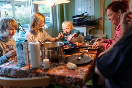 ”Det kommer upp gång på gång, under hela barnens uppväxt, att andra kommenterar barnens icke-skånska, det började redan när de lärde sig att prata,” säger mamma Ellen.