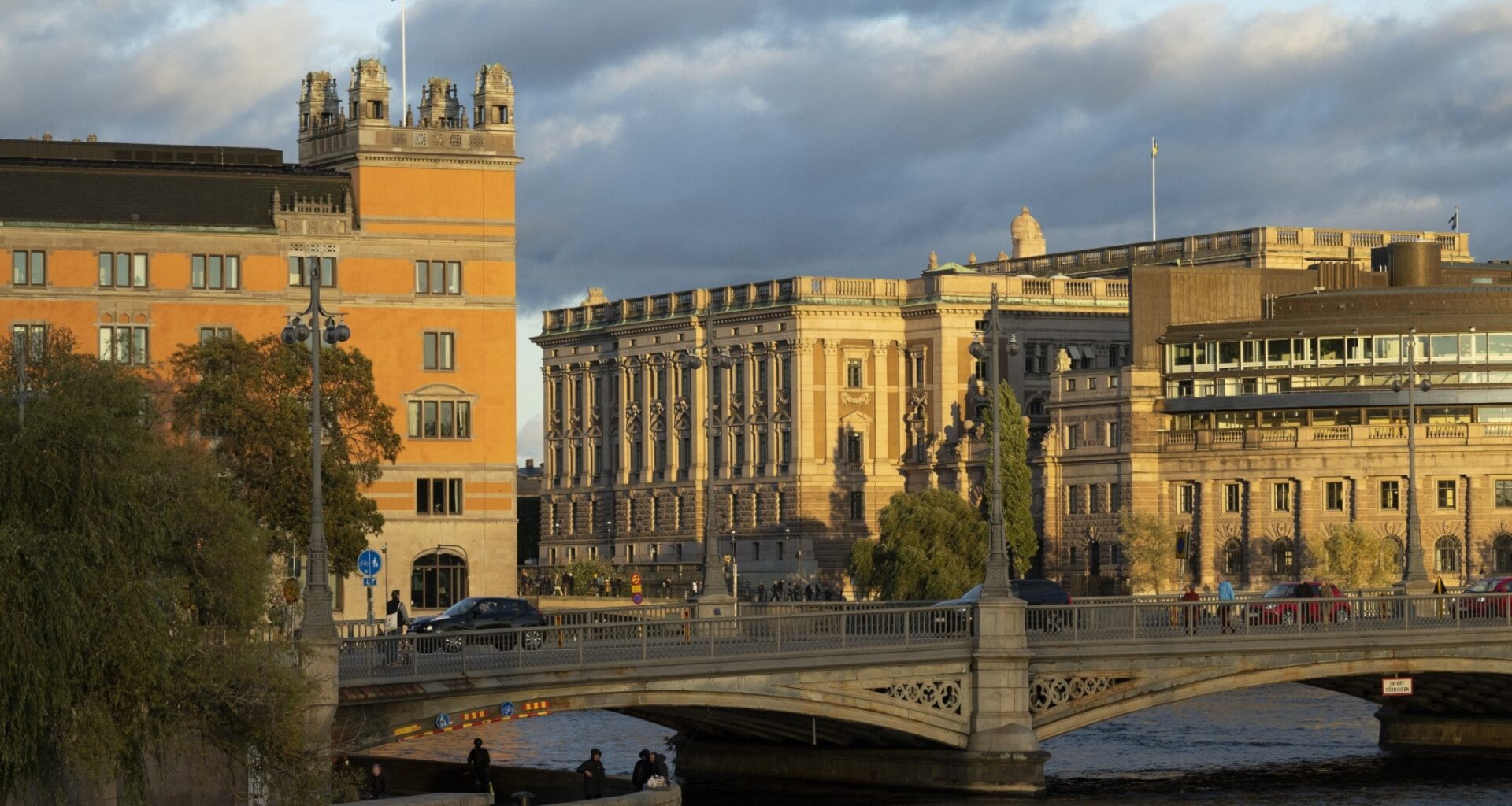 Efter Ekots avslöjanden om aktieaffärer – nya riktlinjer för ministrar - Ekot