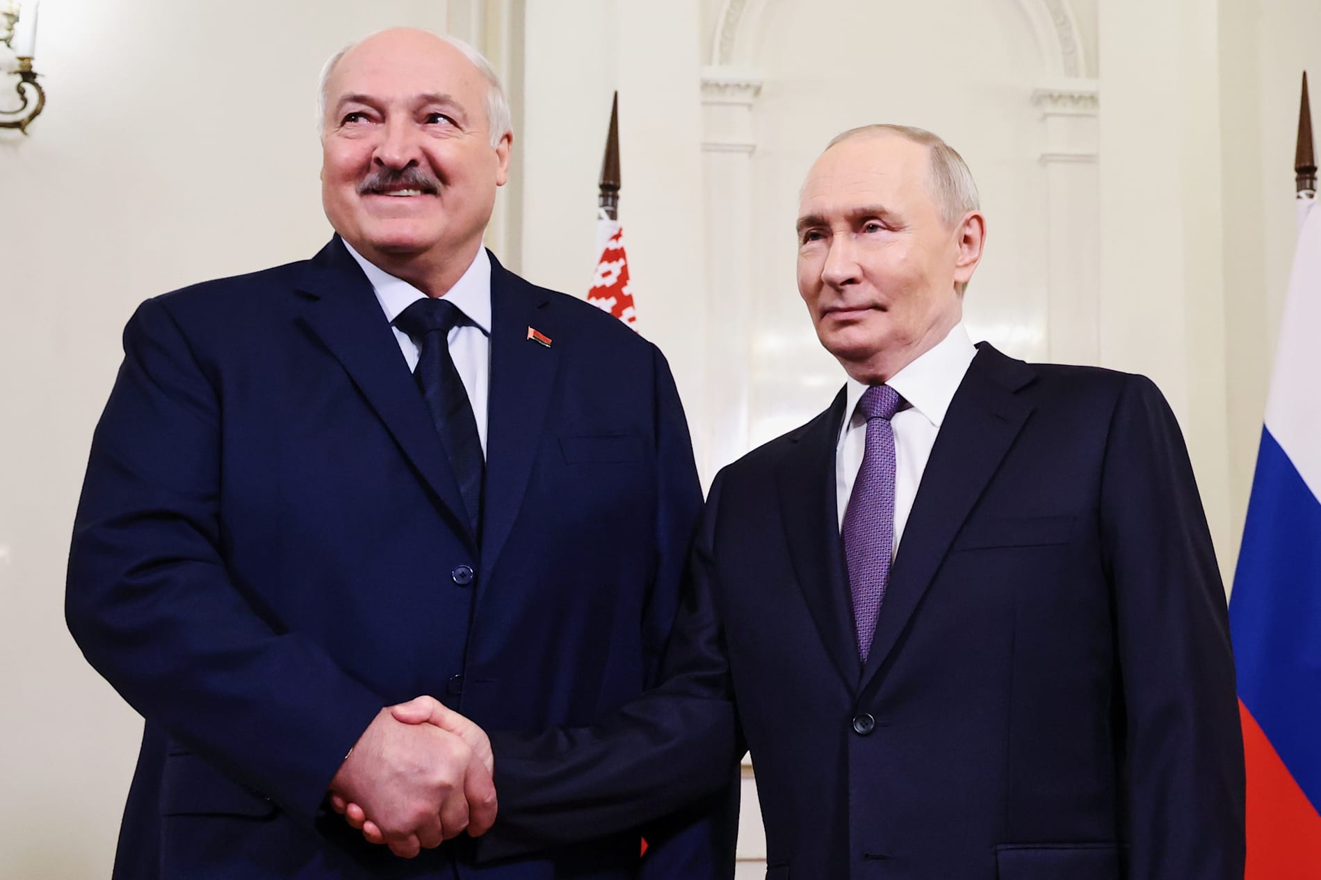 Belarus Lukasjenko och Putin under ett möte i december.