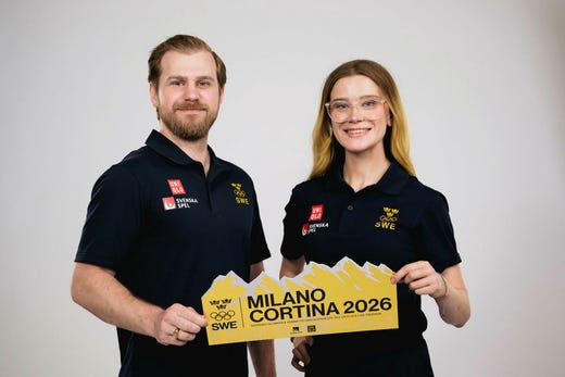 Rasmus och Isabella Wranå med guldbiljetten som visar att de tagits ut till OS.