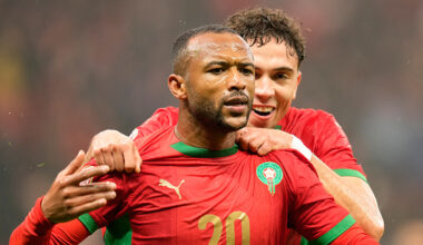 En spelare blir gratulerad av en annan spelare. De har röda tröjor.