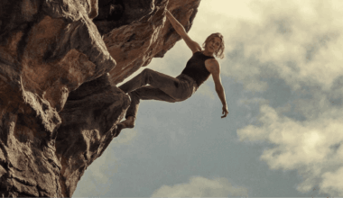 Charlize Theron verkar inte bergsäker här.