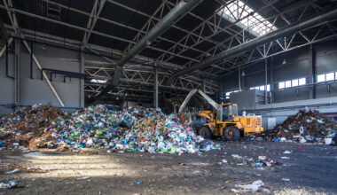 Verksamheter lämnar avfall som går att återvinna till förbränning