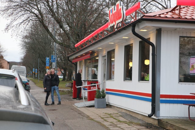 Carina och Östen Rosenkvist nöjda och mätta efter besöket.