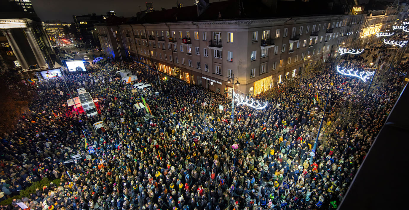 Massiva protester mot ökad mediekontroll i Litauen