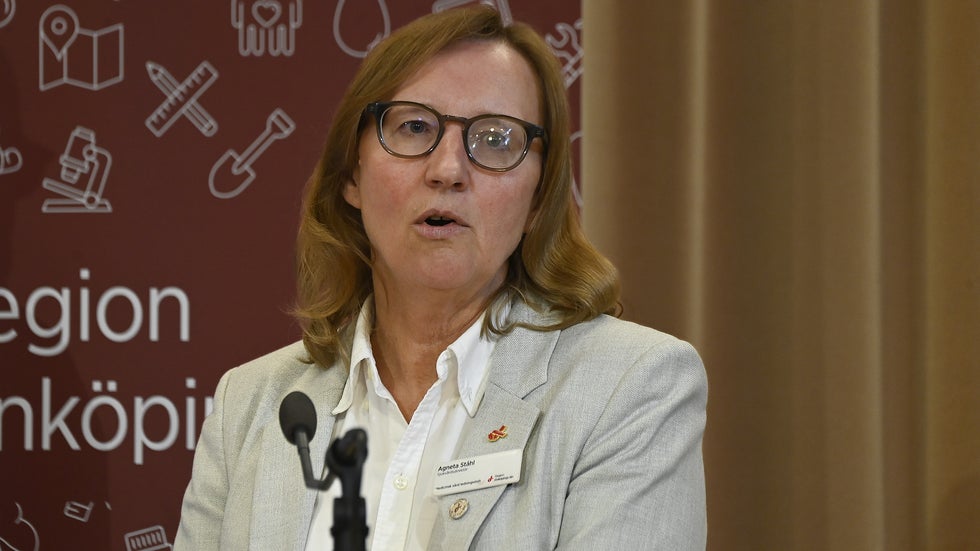 Agneta Ståhl, sjukvårdsdirektör medicinsk vård under presskonferensen i slutet av september i år. Då berättade hon att hon inte visste något om varningssignaler kring barnhjärtläkaren före våren 2024