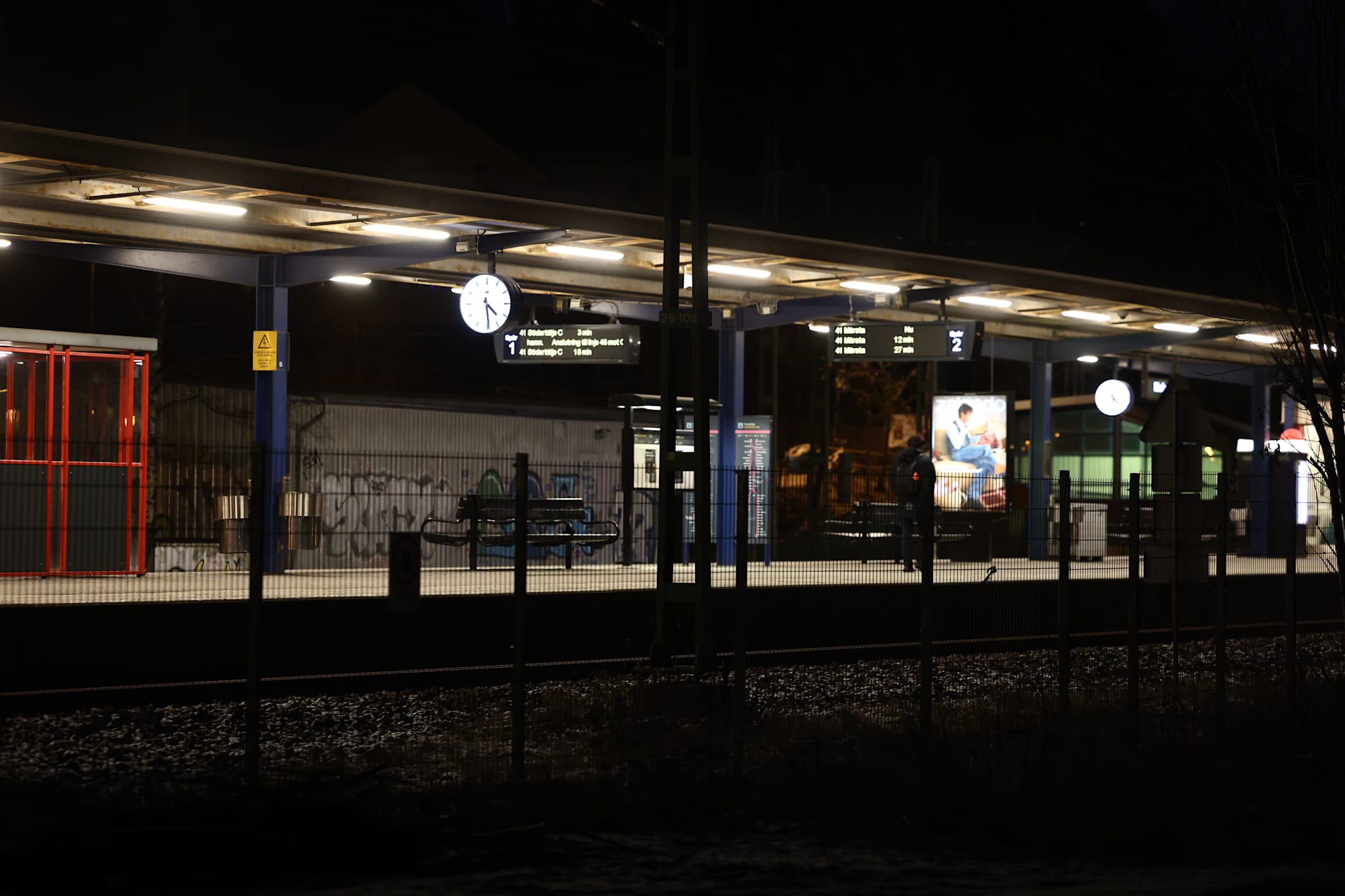 01:26 syns kvinnan på Rönninge stations övervakningskamera för sista gången.