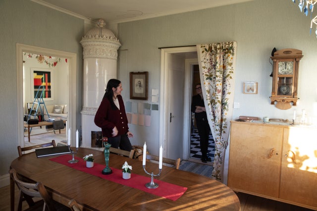 Paret renoverar huset i Rältlindor rum för rum. De bevarar så mycket av det gamla som möjligt. ”Nästan alla gardiner och det här draperiet hänger kvar sedan gamelmoster Britta bodde här”.