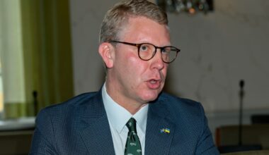 Dörren till sängkammaren stängd för MP