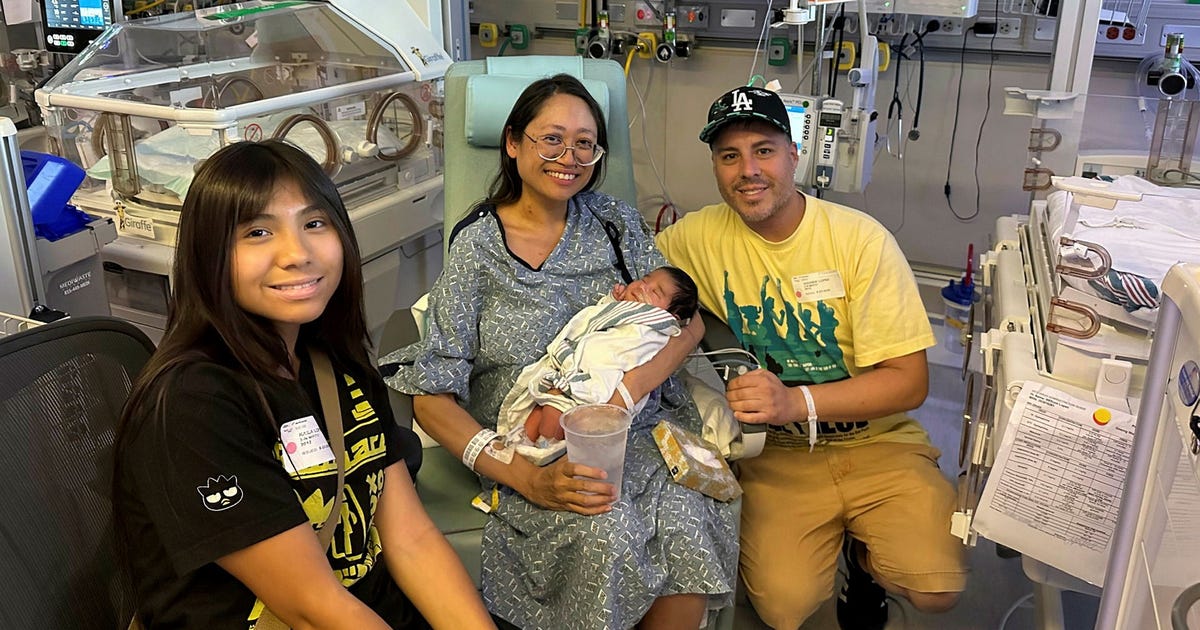 Bebis föddes utanför livmoder