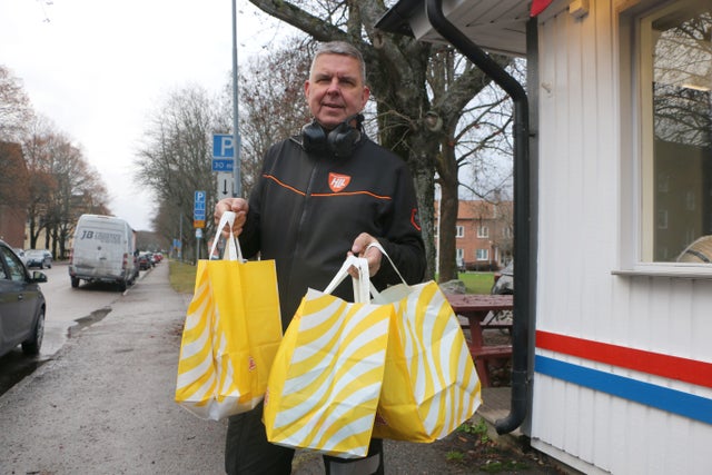 Fredagslunchen på Hyreslandslaget säkrad!
Thomas Axman var först att få sin mat genom luckan på premiärdagen.