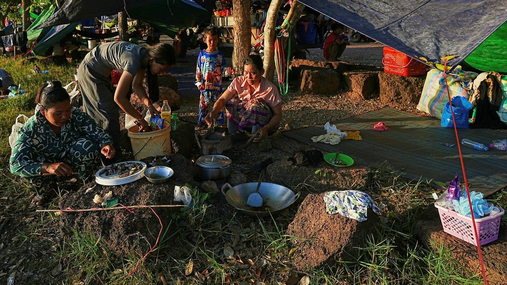 Folk på flykt från striderna.