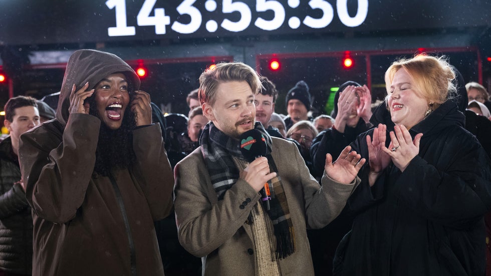 Programledarna Assia Dahir, Hampus Hedström och Linnea Wikblad klev in i klassiska buren i måndags. Sändningen sker från Karlstad och årets tema är: ”Alla barn har rätt att gå i skolan”.