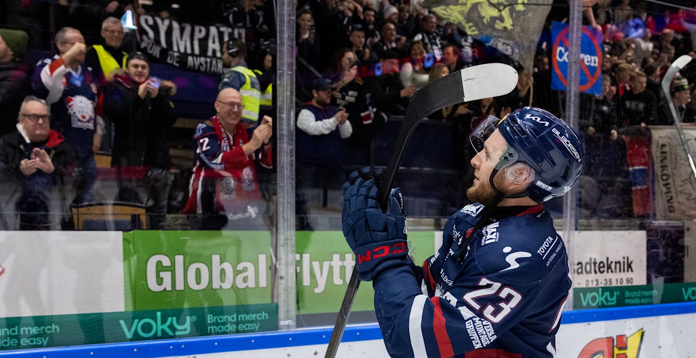 Robin Kovacs stängs av efter att ha visat fingret