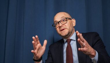Ministern slår ifrån sig kritik mot sänkt a-kassa: ”System som passiviserat”