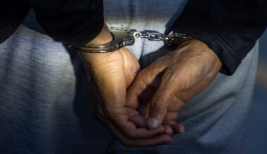 Hålla 80 000 migranter i lagerlokaler