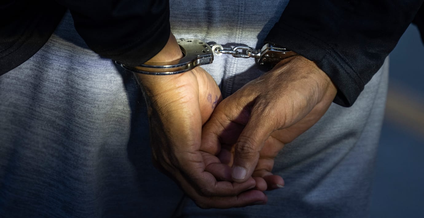 Hålla 80 000 migranter i lagerlokaler