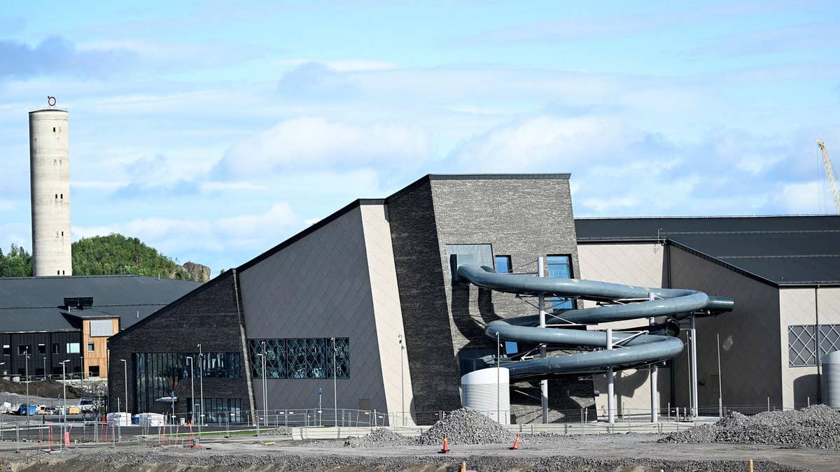 Det är orimligt att det offentliga kan slösa bort så mycket.