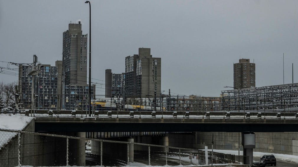 Området Cedar-Riverside är hem åt tusentals amerikansk-somalier. Här låg tidigare Snoose boulevard, ett område med mycket svenskar, döpt efter att så många skandinaver snusade.