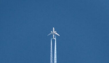 Flygplan i luften.  Foto: Ben Klewais / Unsplash