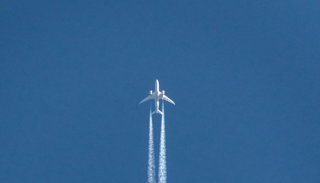Flygplan i luften.  Foto: Ben Klewais / Unsplash
