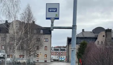 en bussskylt vid den nya busshållplatsen Kronholmen vid fritidsgården