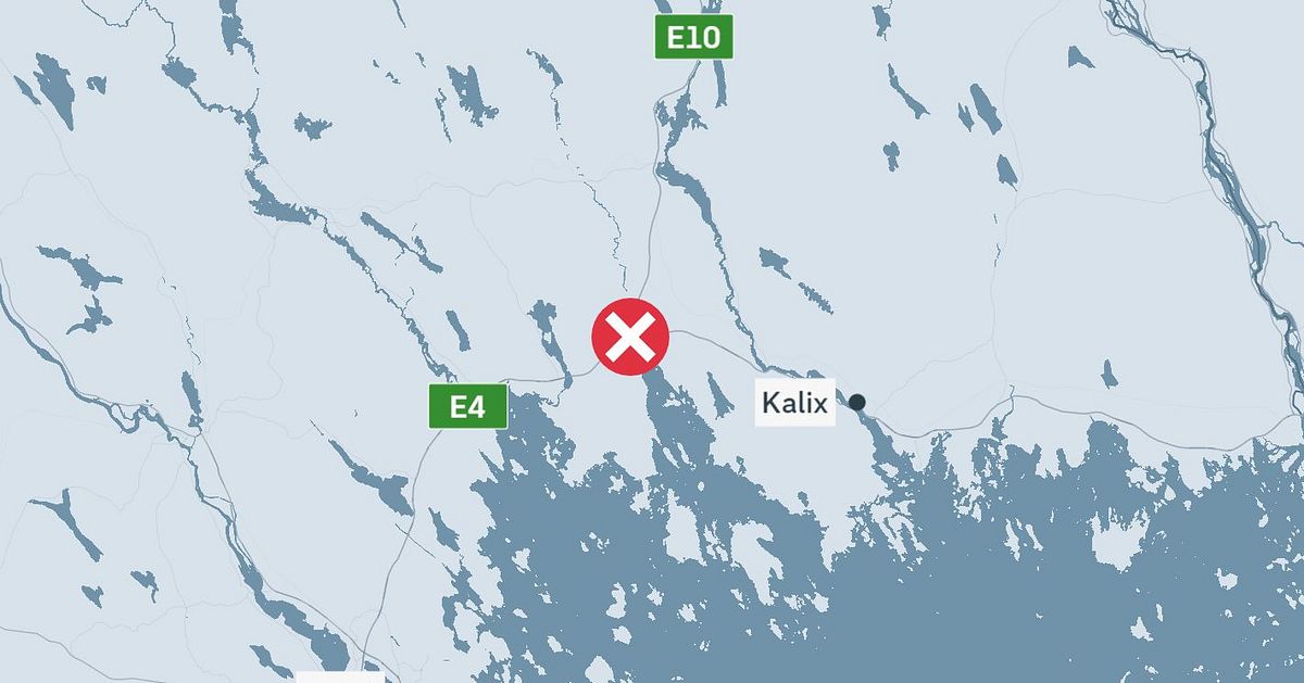 Stopp på E4 vid Töre – lastbilar blockerar vägen