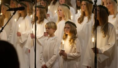 BILDEXTRA: Stämningsfullt luciafirande inför fullsatta bänkrader - Hudiksvalls Tidning