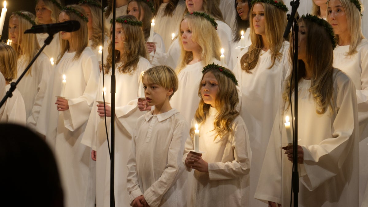 BILDEXTRA: Stämningsfullt luciafirande inför fullsatta bänkrader - Hudiksvalls Tidning