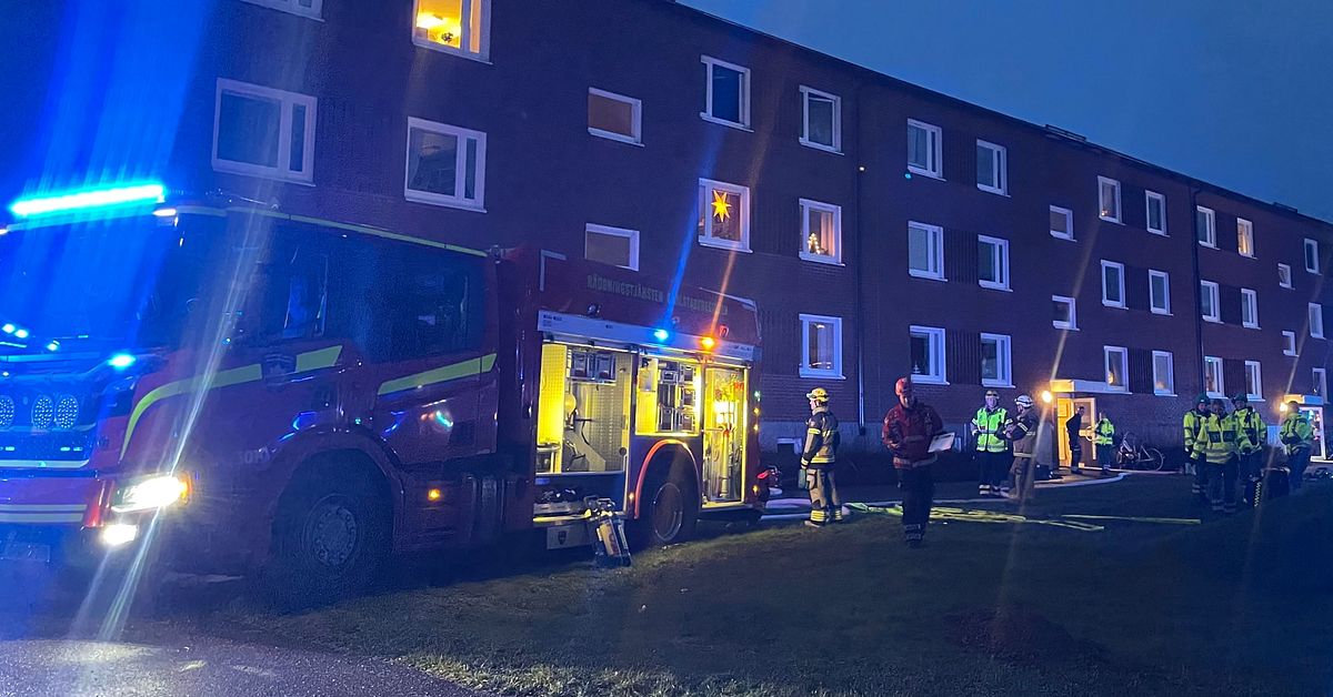 Brand i flerfamiljshus i Grums – sju ambulanser och helikopter utlarmade