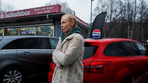 Anna Erle skulle släppa av sin sons flickvän vid Östra sjukhuset, och stannade till för vad hon menar var en avstigning. Hon berättar att hon inte fick någon bot vid tillfället – utan i stället i brevlådan två veckor senare.