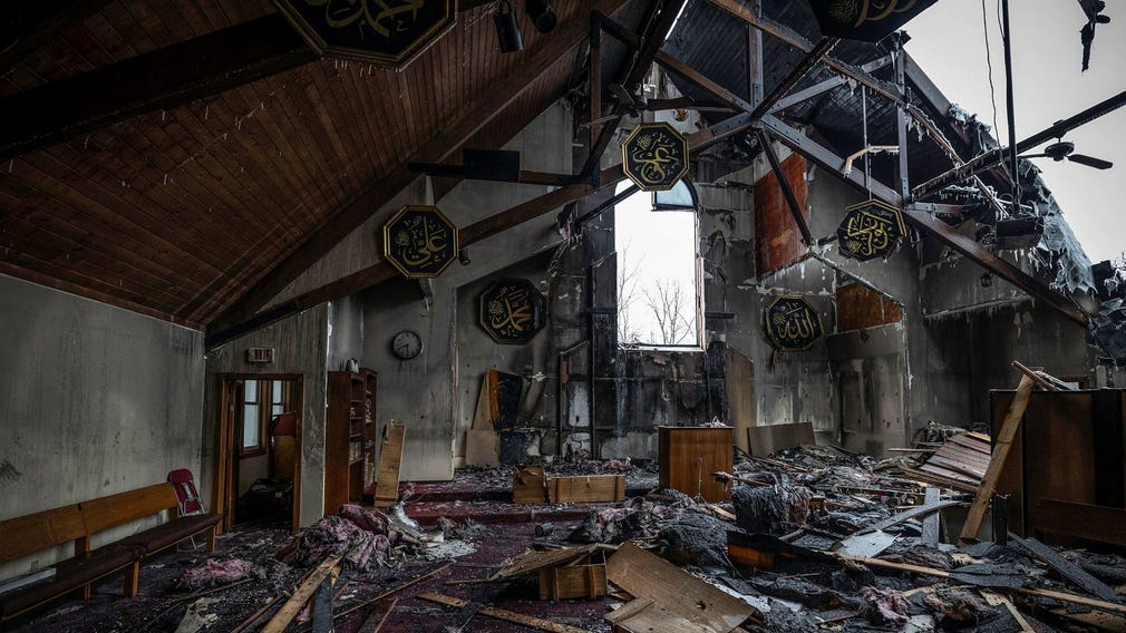 Moskén i Prior Lake är så nedbränd att den förmodligen inte kommer att kunna räddas. Vad som orsakade branden är inte klarlagt.
