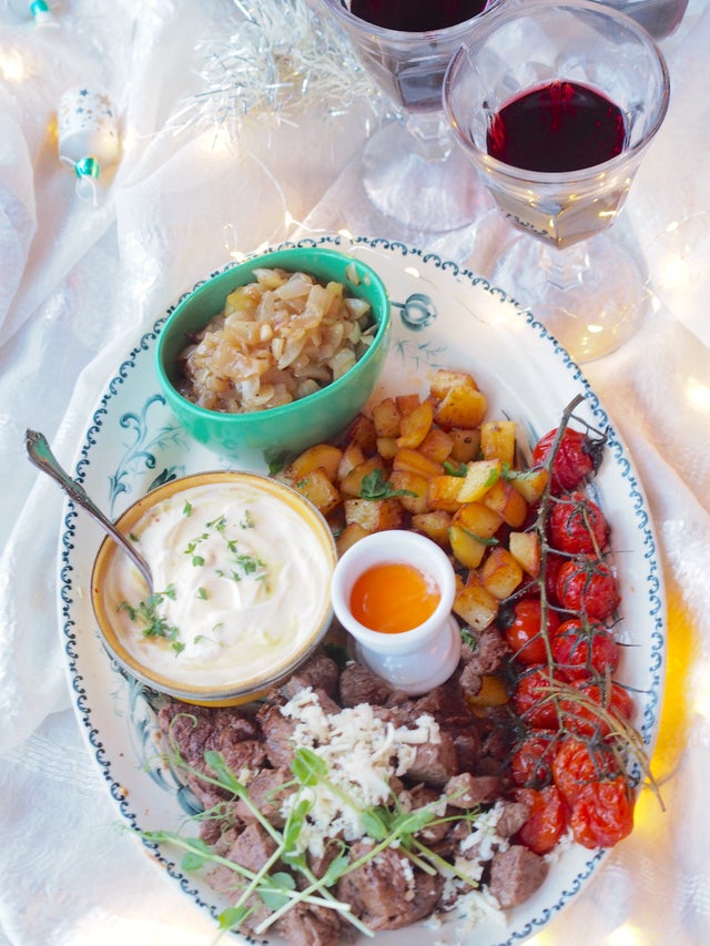 Biff Rydberg går alltid hem. Lyxigt utan att ta timmar att laga. Extra gott med ölbräserad lök och senapskräm till.